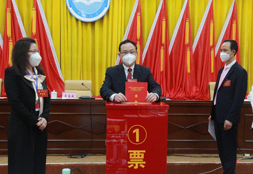 4月25日,防城港市工商业联合会第七次代表大会召开。图为投票选举现场。